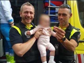 Imagen de los agentes que han salvado la vida a un bebé de ocho meses que se estaba atragantando Imagen de los agentes que han salvado la vida a un bebé de ocho meses que se estaba atragantando