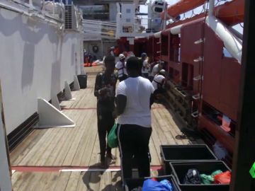 El barco Ocean Viking sigue sin puerto tras 12 días con 356 migrantes a bordo El barco Ocean Viking sigue sin puerto tras 12 días con 356 migrantes a bordo