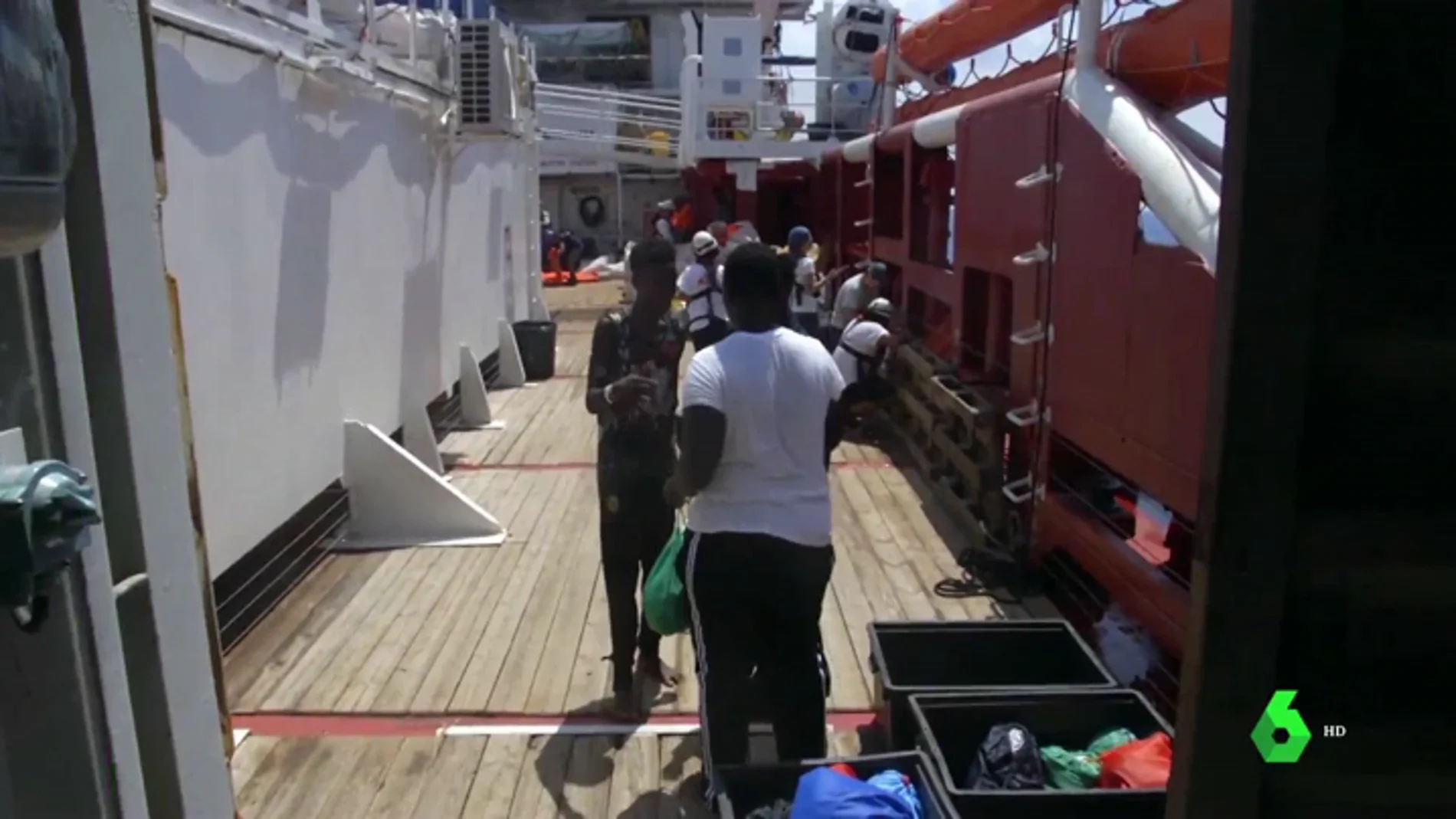 El barco Ocean Viking sigue sin puerto tras 12 días con 356 migrantes a bordo