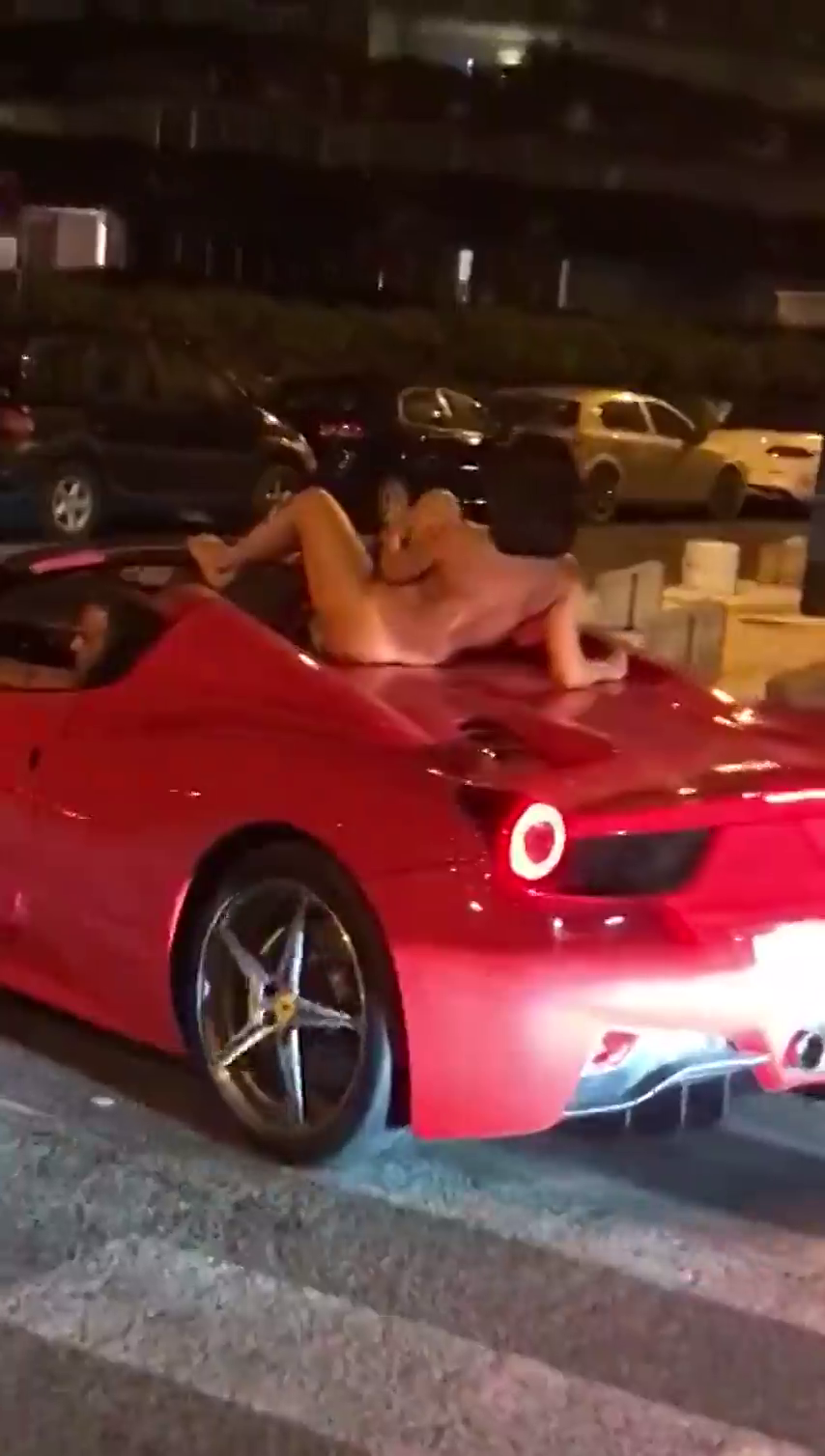 Dos hombres se pasean en Ferrari por Ibiza con una mujer desnuda sobre el  coche