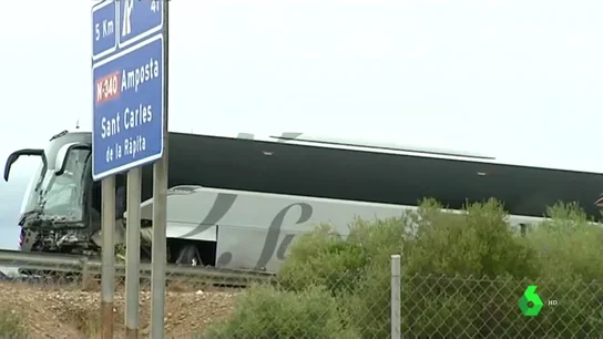 Un muerto y 9 heridos en un accidente entre un coche y un autobús en la AP-7 en Amposta Un muerto y 9 heridos en un accidente entre un coche y un autobús en la AP-7 en Amposta
