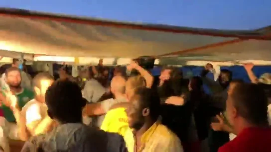 Abrazos, sonrisas y gritos de alegría en el Open Arms tras enterarse de que los migrantes desembarcarán en Lampedusa Abrazos, sonrisas y gritos de alegría en el Open Arms tras enterarse de que los migrantes desembarcarán en Lampedusa