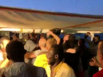 Abrazos, sonrisas y gritos de alegría en el Open Arms tras enterarse de que los migrantes desembarcarán en Lampedusa Abrazos, sonrisas y gritos de alegría en el Open Arms tras enterarse de que los migrantes desembarcarán en Lampedusa