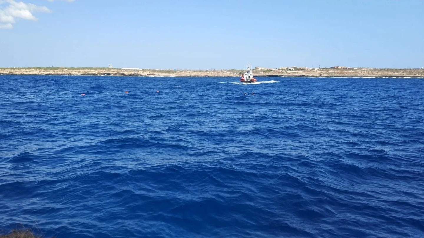 Migrantes del Open Arms tratan de llegar a Lampedusa Migrantes del Open Arms tratan de llegar a Lampedusa