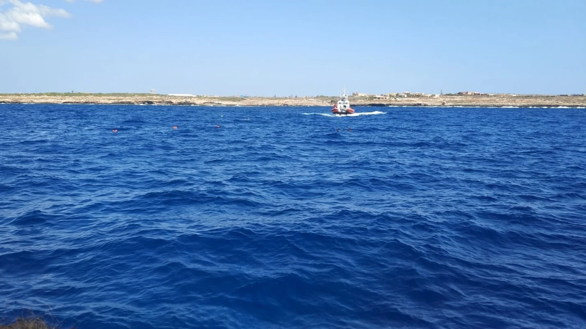 Migrantes del Open Arms tratan de llegar a Lampedusa