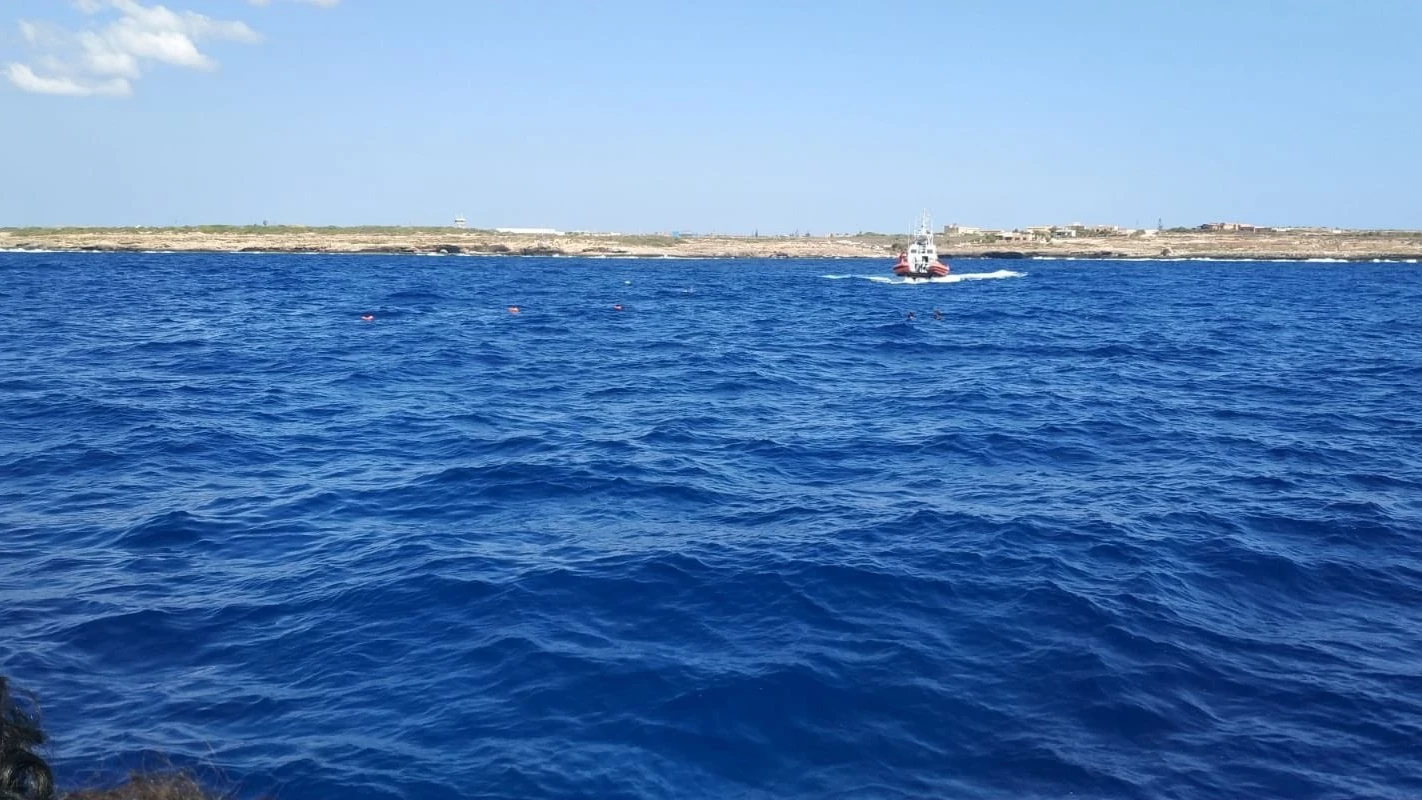 Migrantes del Open Arms tratan de llegar a Lampedusa