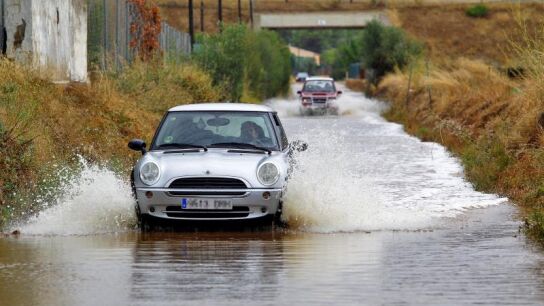 La tormenta entre Pe&ntilde;&iacute;scola y Benicarl&oacute; atrapa a 6 veh&iacute;culos y da&ntilde;a una playa