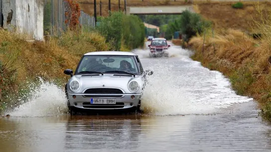 La tormenta entre Peñíscola y Benicarló atrapa a 6 vehículos y daña una playa La tormenta entre Peñíscola y Benicarló atrapa a 6 vehículos y daña una playa