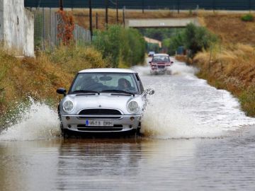 La tormenta entre Peñíscola y Benicarló atrapa a 6 vehículos y daña una playa La tormenta entre Peñíscola y Benicarló atrapa a 6 vehículos y daña una playa