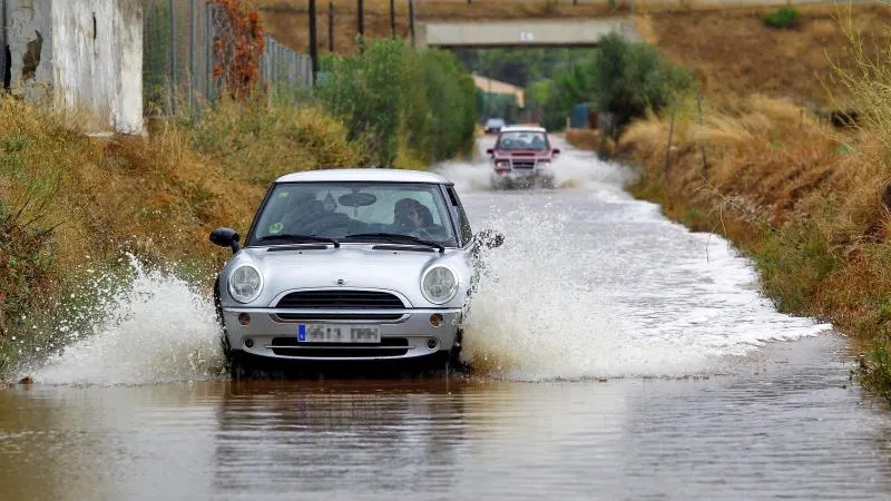 La tormenta entre Peñíscola y Benicarló atrapa a 6 vehículos y daña una playa