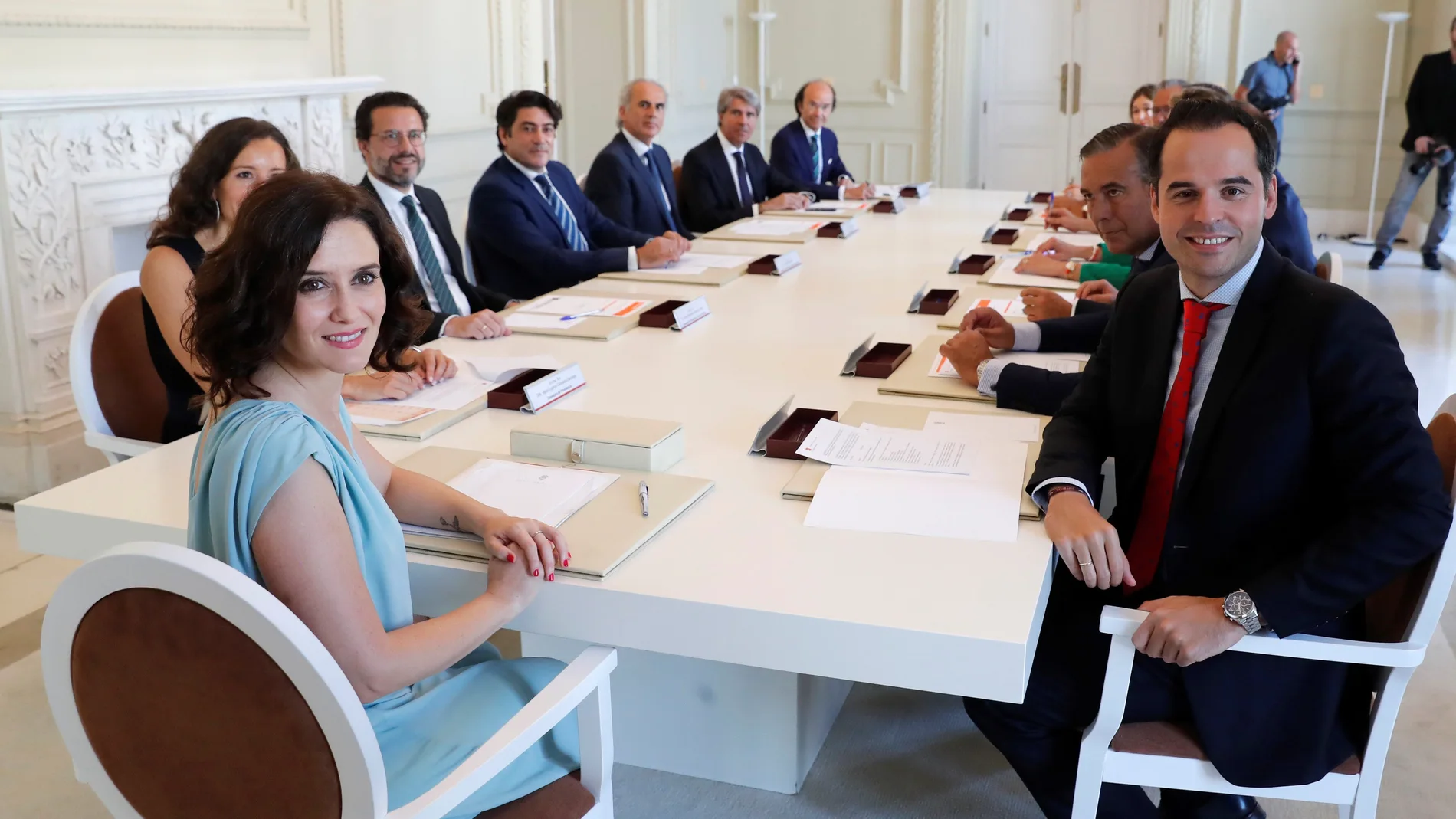 El nuevo Consejo de Gobierno de la Comunidad de Madrid posa durante su primera reunión