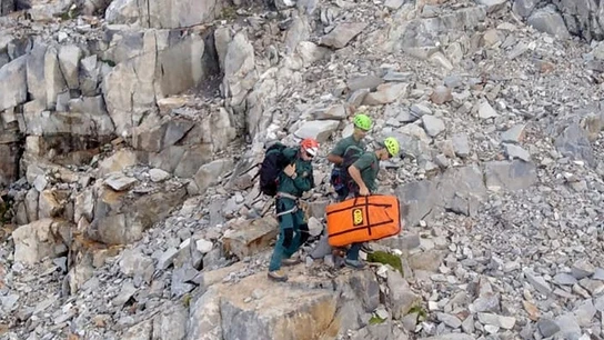 Imagen del rescate a un montañero montañero que se despeñó en un pico del Pirineo Imagen del rescate a un montañero montañero que se despeñó en un pico del Pirineo