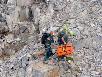 Imagen del rescate a un montañero montañero que se despeñó en un pico del Pirineo Imagen del rescate a un montañero montañero que se despeñó en un pico del Pirineo
