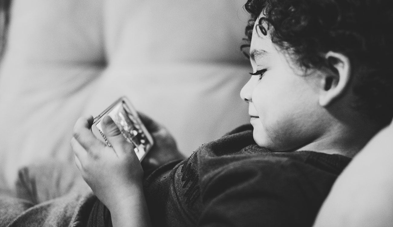 Un niño con un móvil en las manos