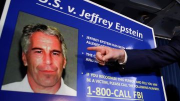 Epstein firmó un testamento dos días antes de morir en la cárcel