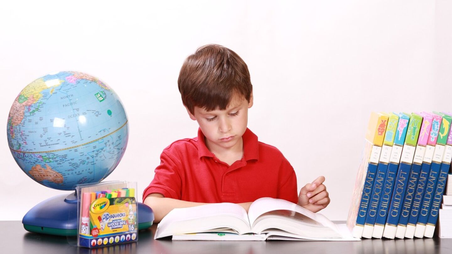 Ni&ntilde;o estudiando