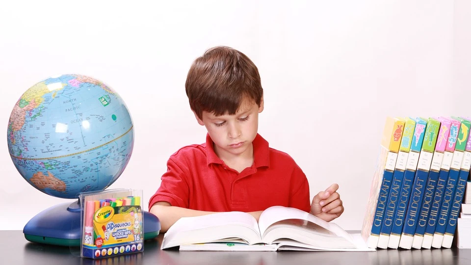 Niño estudiando