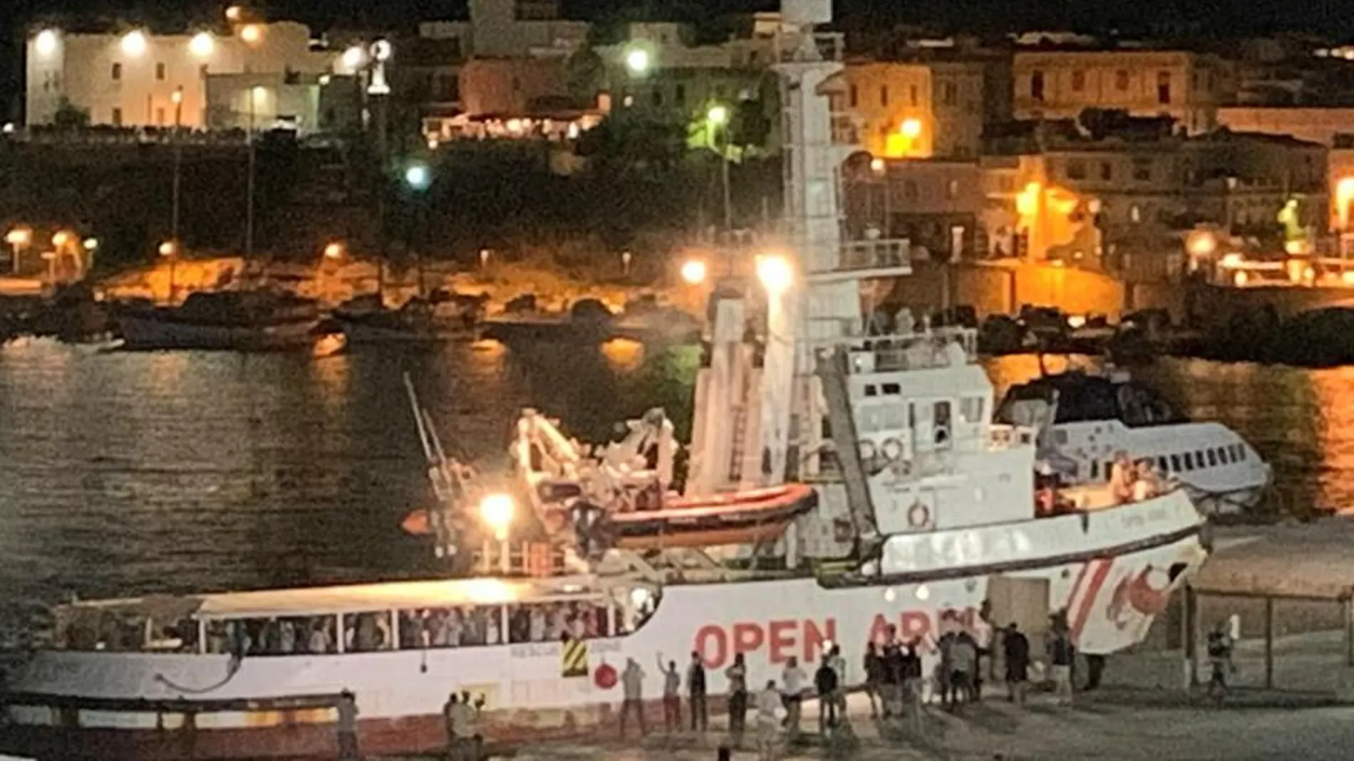 El barco de la ONG Open Arms en el puerto de Lampedusa