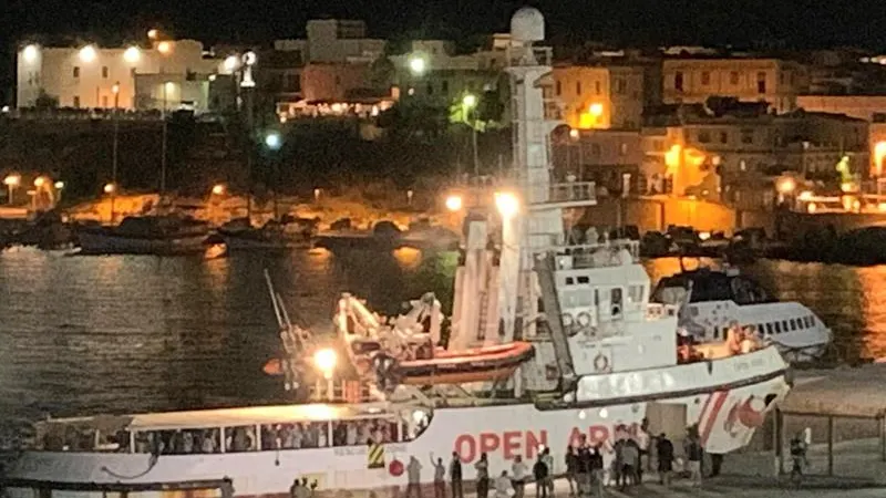 El barco de la ONG Open Arms en el puerto de Lampedusa