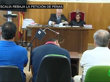 Imagen de los vendedores ambulantes y el bañista que participaron en el apuñalamiento a un policía en Huelva Imagen de los vendedores ambulantes y el bañista que participaron en el apuñalamiento a un policía en Huelva