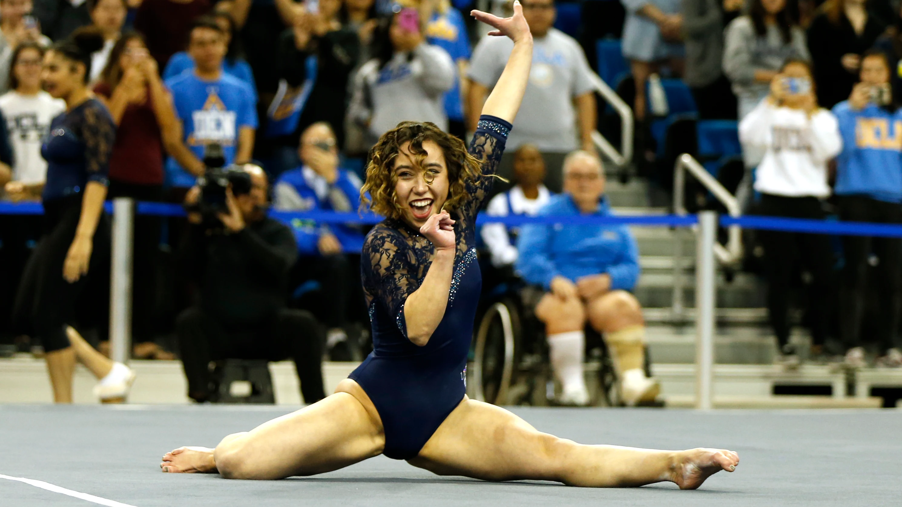 Katelyn Ohashi, durante uno de sus ejercicios