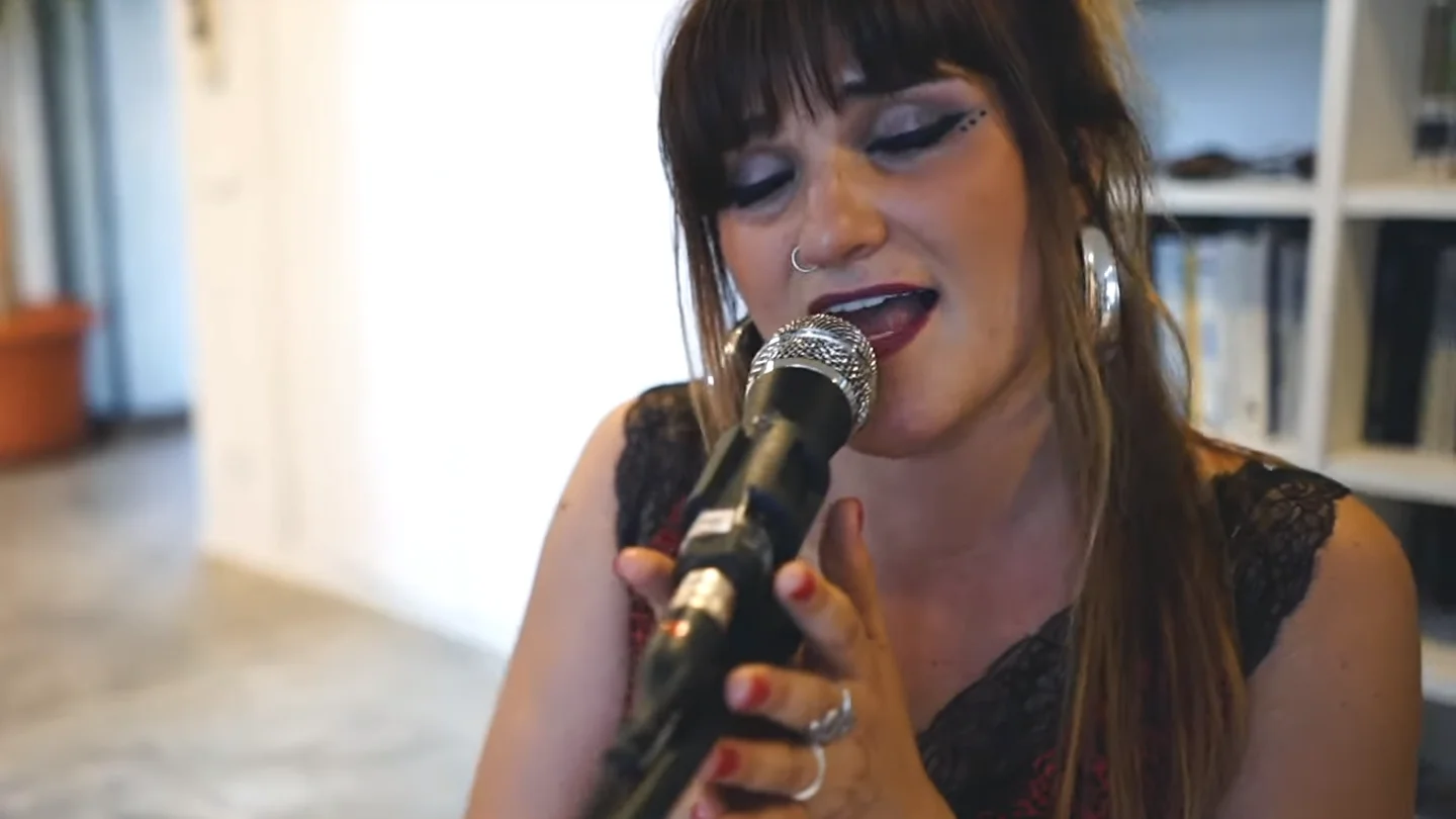 Rozalén,en un vídeo en el que versiona a Juanes Rozalén versionando 'Fíjate bien' de Juanes