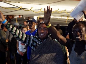 Algunos de los migrantes a bordo del Open Arms momentos antes de desembarcar en Lampedusa Algunos de los migrantes a bordo del Open Arms momentos antes de desembarcar en Lampedusa