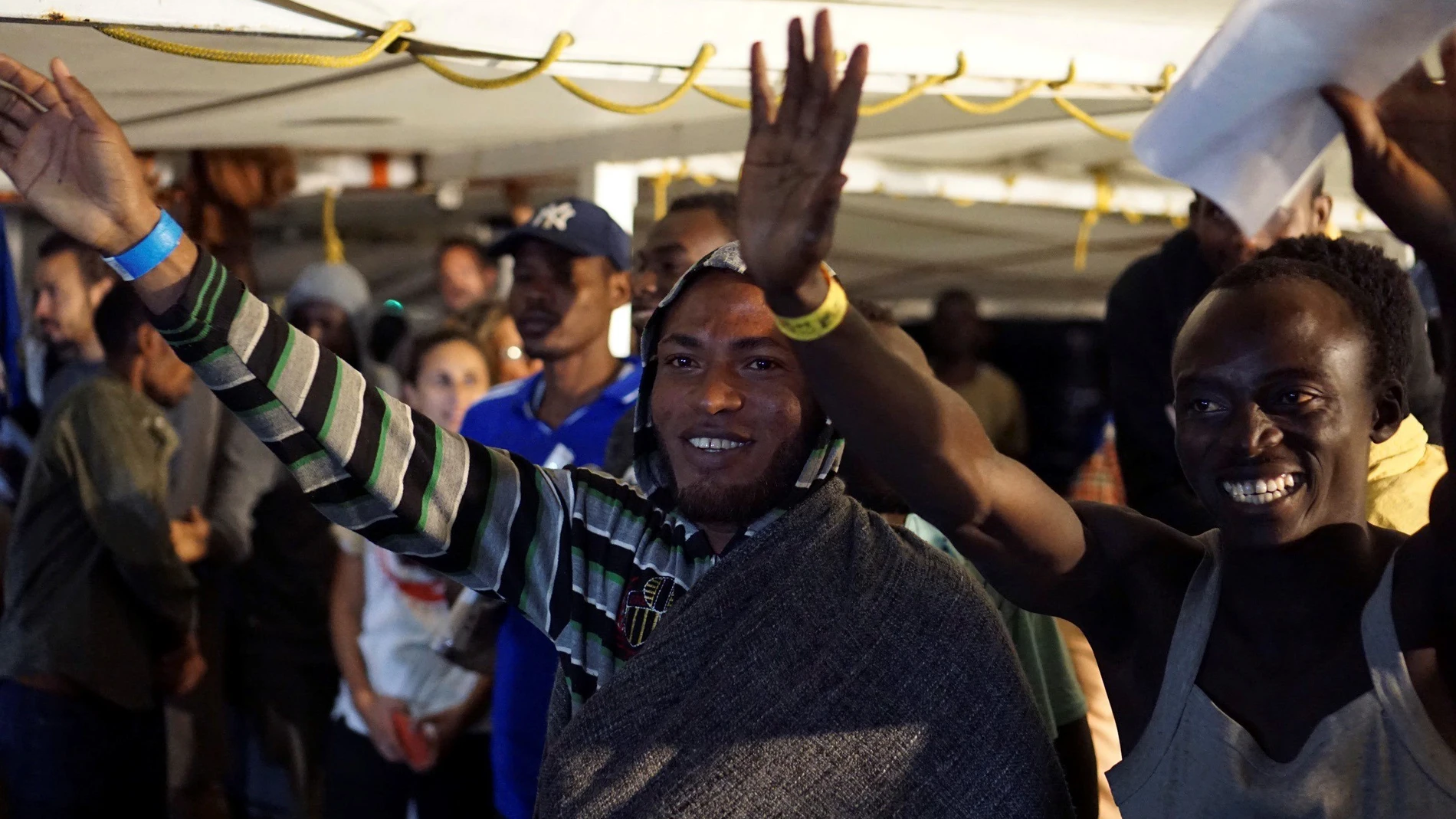 Algunos de los migrantes a bordo del Open Arms momentos antes de desembarcar en Lampedusa
