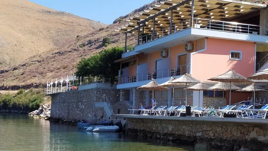 Imagen del restaurante que ha sido demolido en Albania Imagen del restaurante que ha sido demolido en Albania