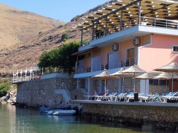 Imagen del restaurante que ha sido demolido en Albania Imagen del restaurante que ha sido demolido en Albania