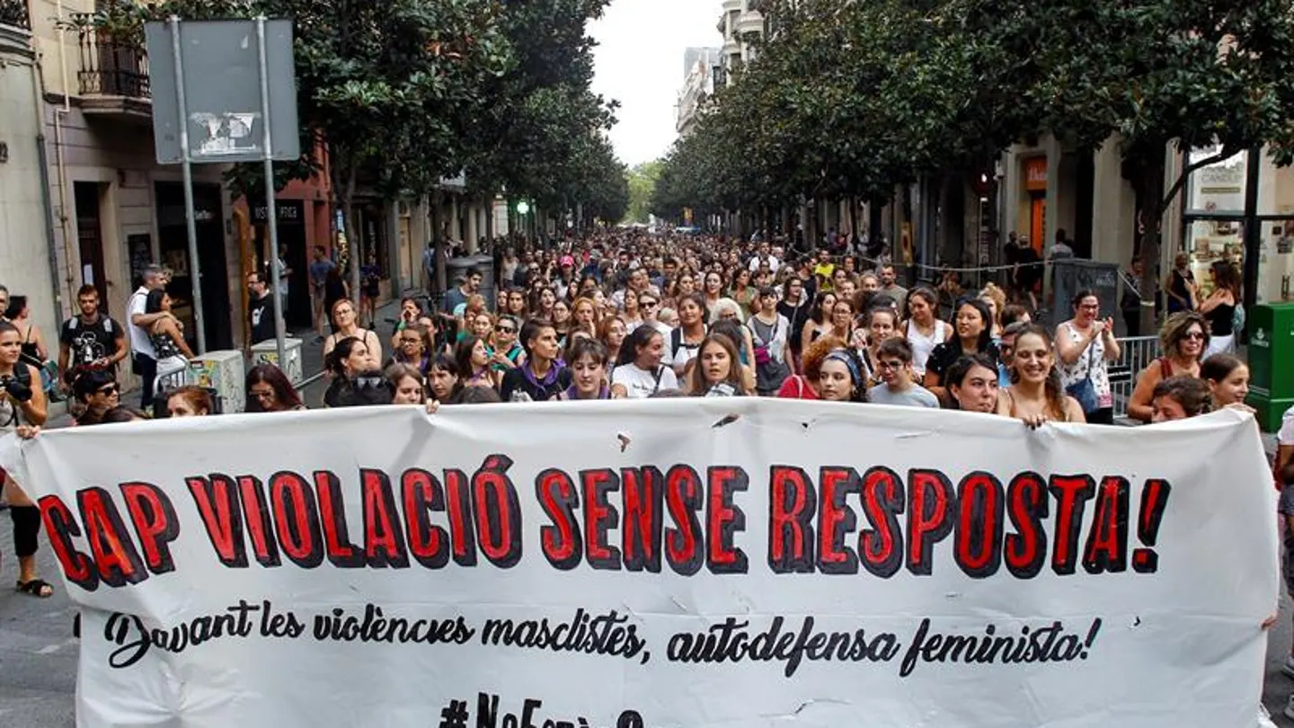 Varios colectivos feministas muestran una pancarta con el mensaje '¡Ninguna violación sin respuesta! Varios colectivos feministas muestran una pancarta con el mensaje '¡Ninguna violación sin respuesta!