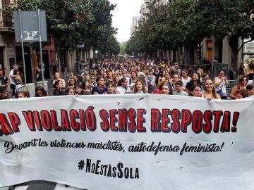 Varios colectivos feministas muestran una pancarta con el mensaje '¡Ninguna violación sin respuesta! Varios colectivos feministas muestran una pancarta con el mensaje '¡Ninguna violación sin respuesta!