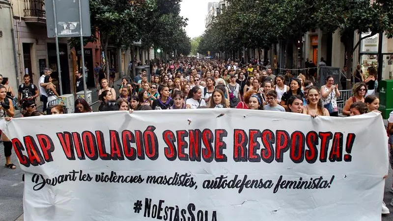 Varios colectivos feministas muestran una pancarta con el mensaje '¡Ninguna violación sin respuesta! Varios colectivos feministas muestran una pancarta con el mensaje '¡Ninguna violación sin respuesta!