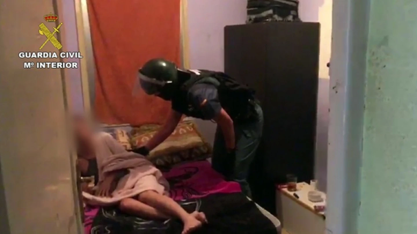 La Guardia Civil, en colaboración con la Policía de Rumanía, ha logrado liberar a una mujer que se encontraba retenida contra su voluntad en Huesca. La Guardia Civil, en colaboración con la Policía de Rumanía, ha logrado liberar a una mujer que se encontraba retenida contra su voluntad en Huesca.