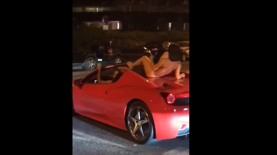 Imagen de la mujer desnuda sobre el Ferrari en las calles de Ibiza Imagen de la mujer desnuda sobre el Ferrari en las calles de Ibiza