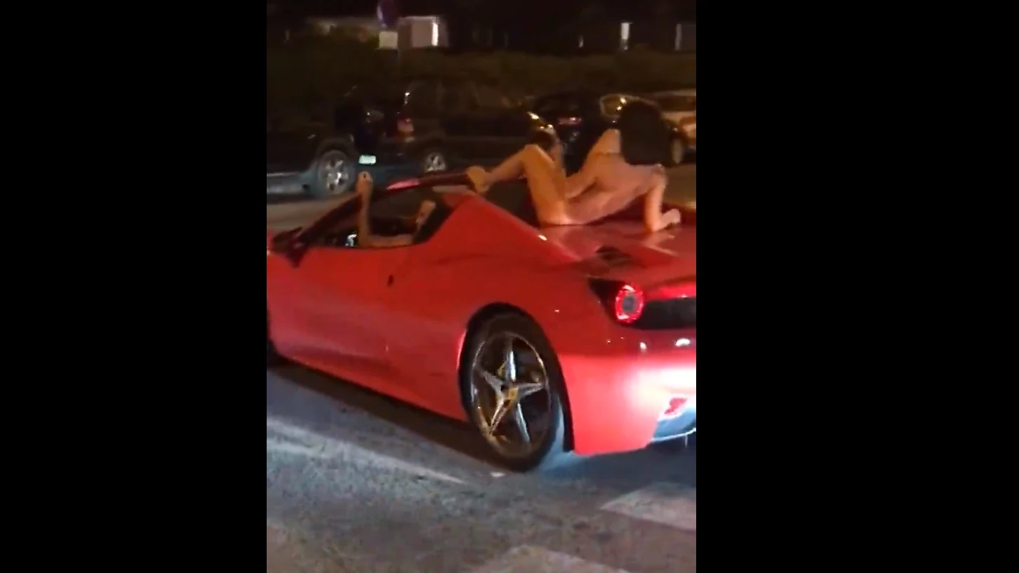 Imagen de la mujer desnuda sobre el Ferrari en las calles de Ibiza