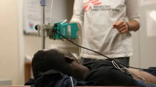 Un migrante siendo atendido por un médico de MSF a bordo del Ocean Viking. Un migrante siendo atendido por un médico de MSF a bordo del Ocean Viking.