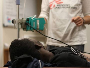 Un migrante siendo atendido por un médico de MSF a bordo del Ocean Viking. Un migrante siendo atendido por un médico de MSF a bordo del Ocean Viking.