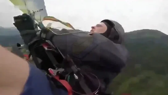 El momento de la caída mortal de un paracaidista El momento de la caída mortal de un paracaidista