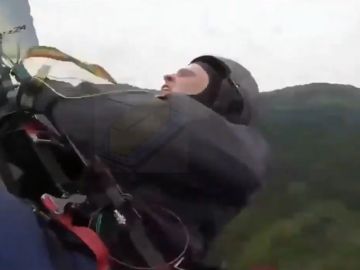 El momento de la caída mortal de un paracaidista