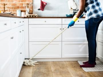 Una mujer limpiando la casa Una mujer limpiando la casa