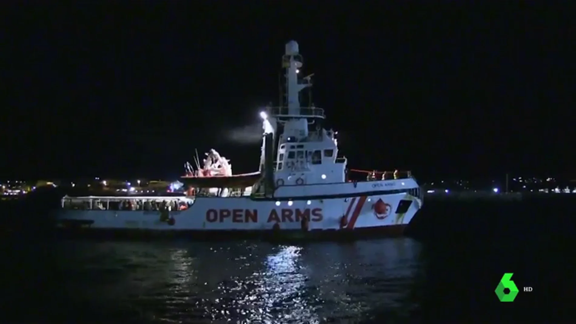 El barco que rescató a los 83 migrantes. 