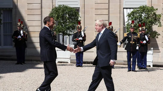 El presidente francés, Emmanuel Macron, recibe al primer ministro del Reino Unido, Boris Johnson El presidente francés, Emmanuel Macron, recibe al primer ministro del Reino Unido, Boris Johnson