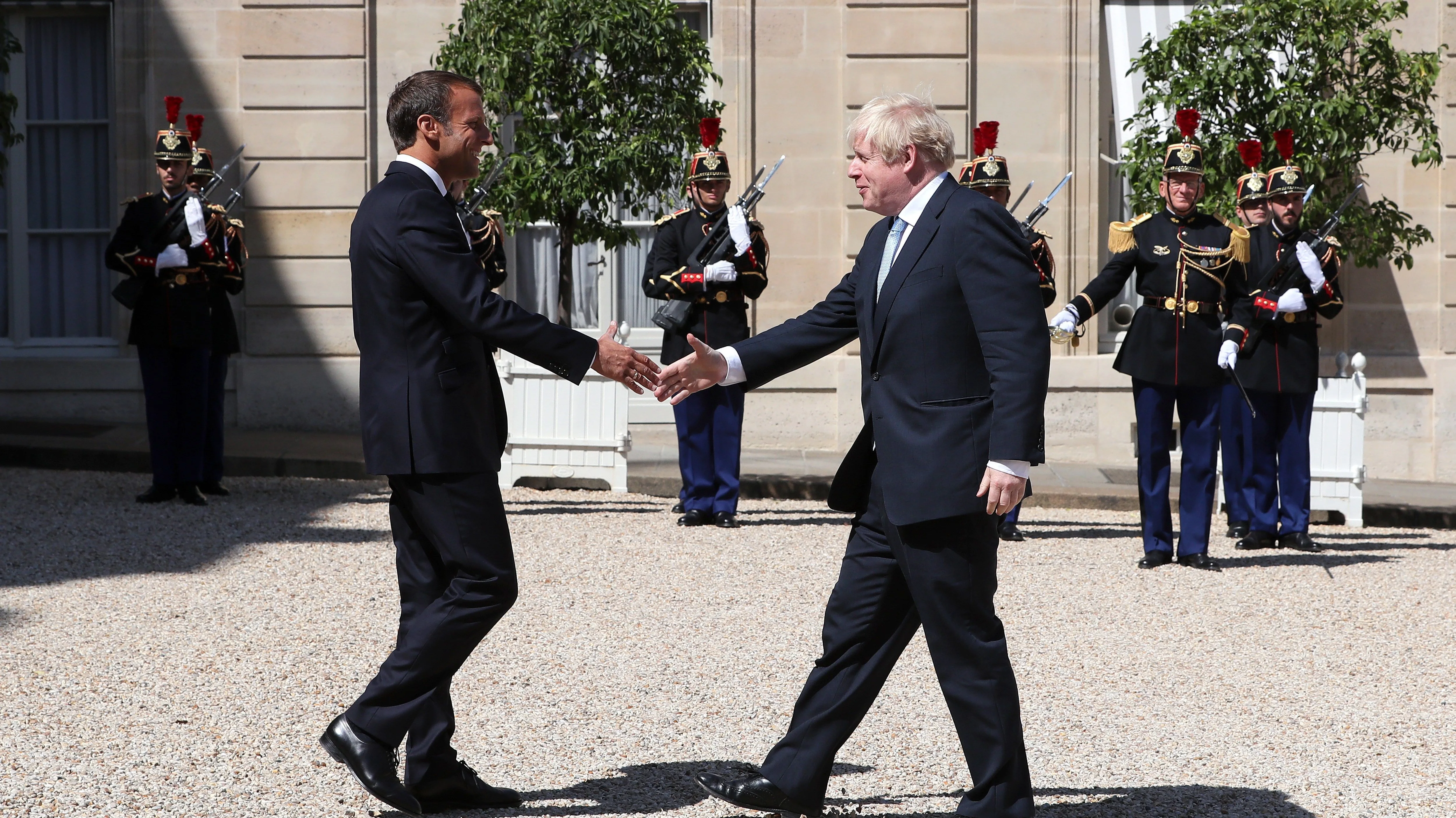 El presidente francés, Emmanuel Macron, recibe al primer ministro del Reino Unido, Boris Johnson