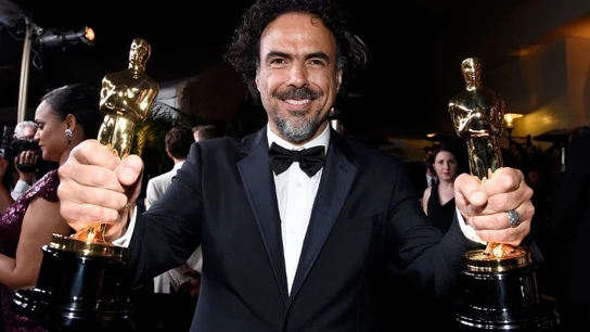 Alejandro G. Iñárritu con dos Premios Oscar. Alejandro G. Iñárritu con dos Premios Oscar.