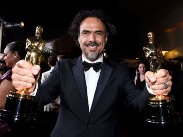 Alejandro G. Iñárritu con dos Premios Oscar. Alejandro G. Iñárritu con dos Premios Oscar.