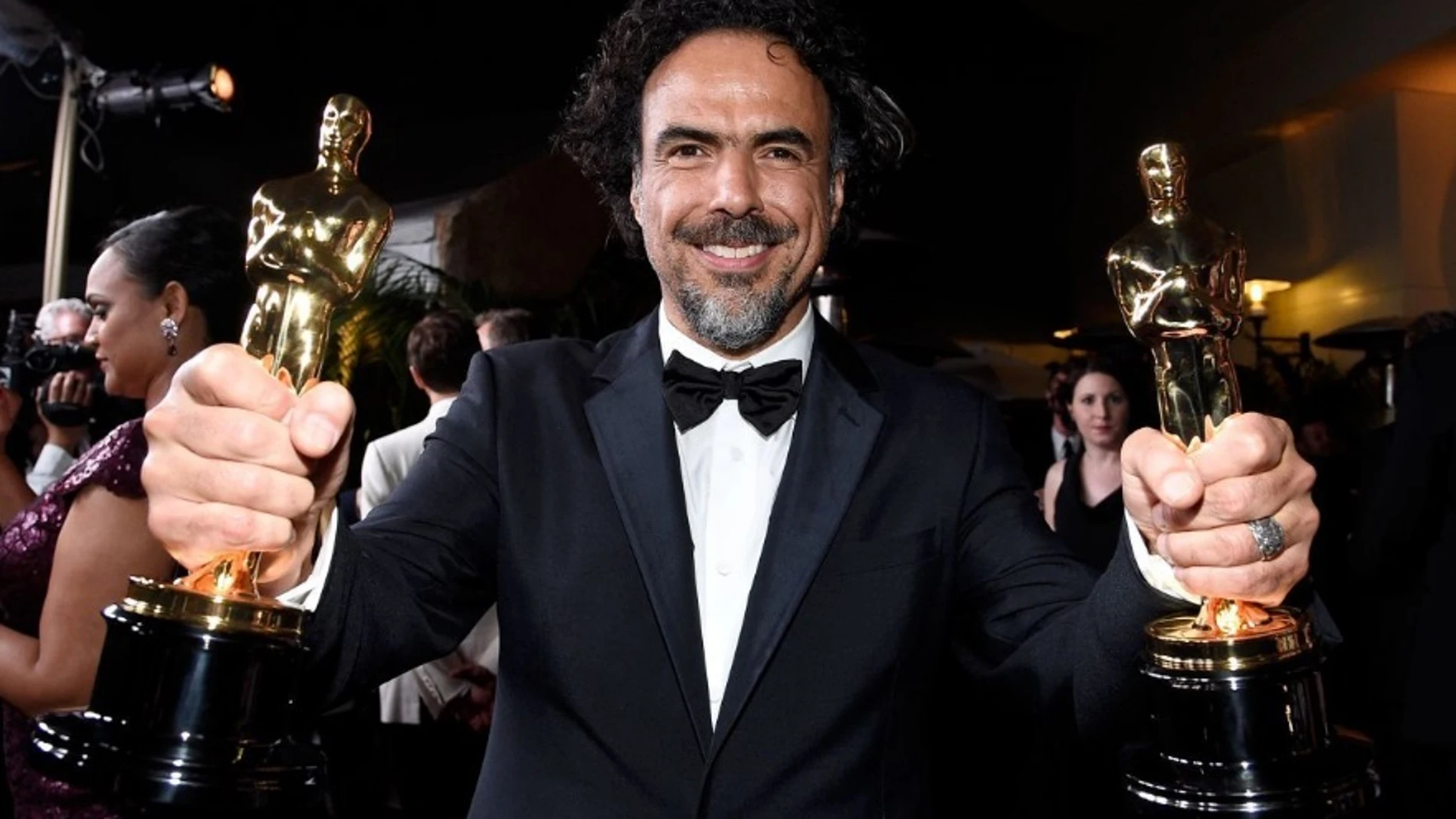 Alejandro G. Iñárritu con dos Premios Oscar.