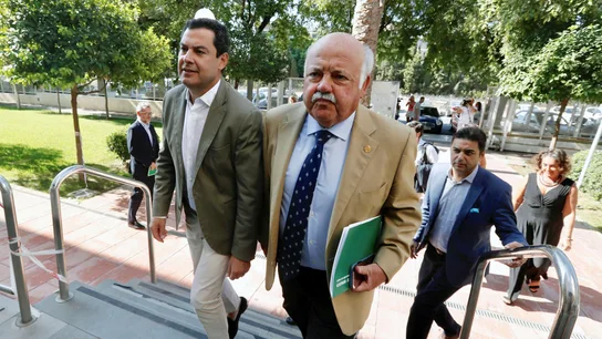 Juanma Moreno, junto al consejero de Salud Jesús Aguirre Juanma Moreno, junto al consejero de Salud Jesús Aguirre