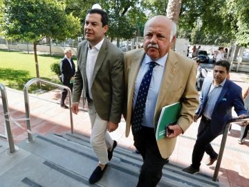Juanma Moreno, junto al consejero de Salud Jesús Aguirre Juanma Moreno, junto al consejero de Salud Jesús Aguirre