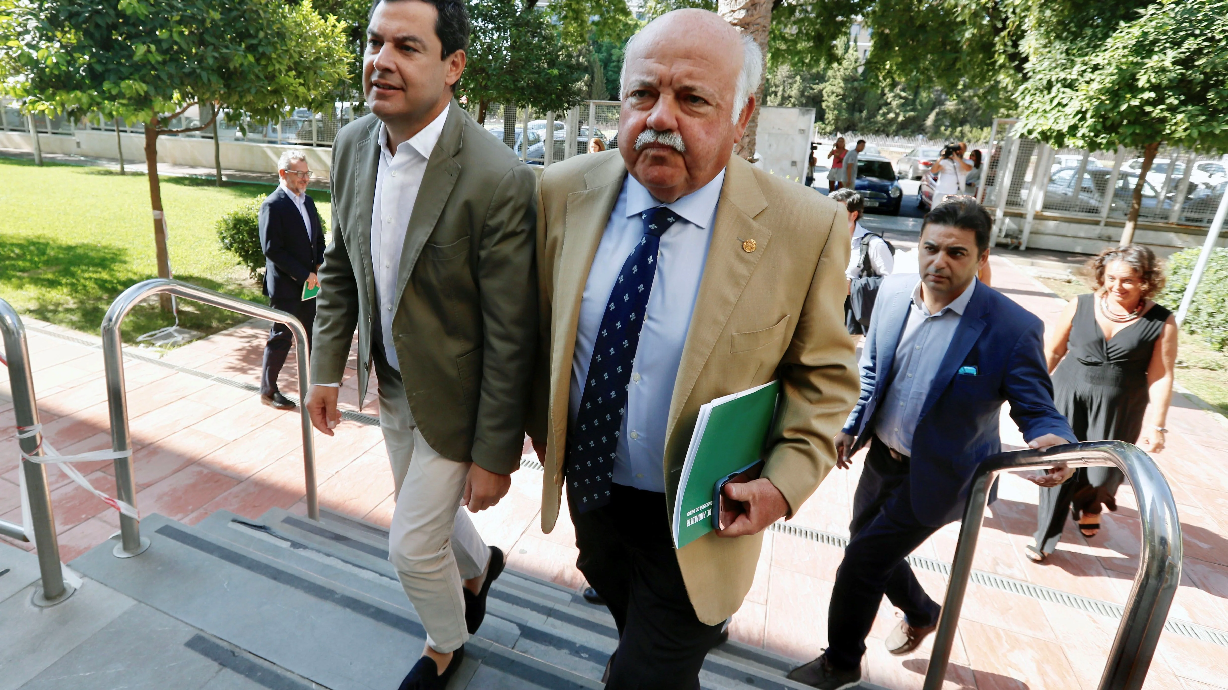 Juanma Moreno, junto al consejero de Salud Jesús Aguirre